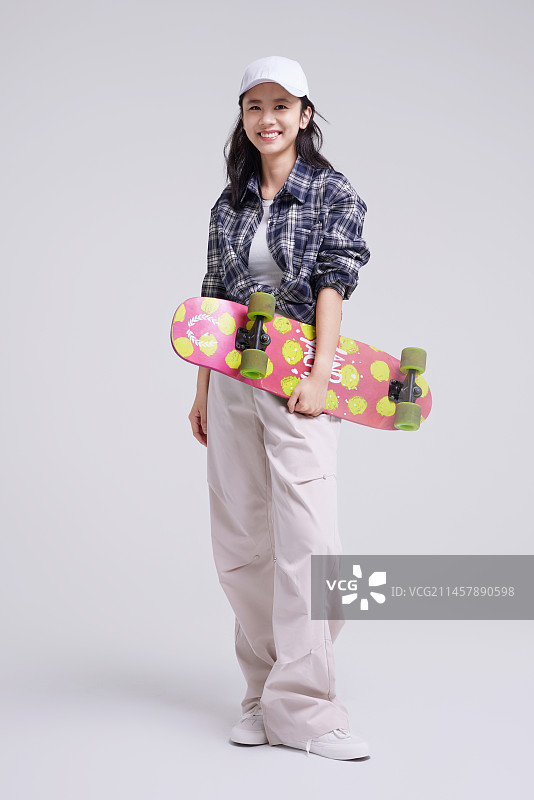 玩滑板的年轻女孩图片素材
