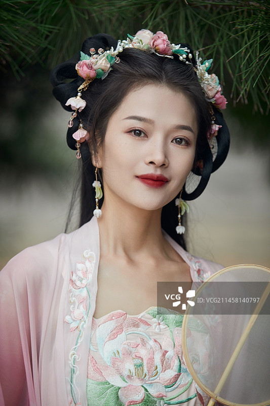 身穿中式传统唯美汉服的东方女性图片素材