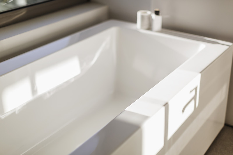 現代白色浴缸上的陽光反射圖片素材