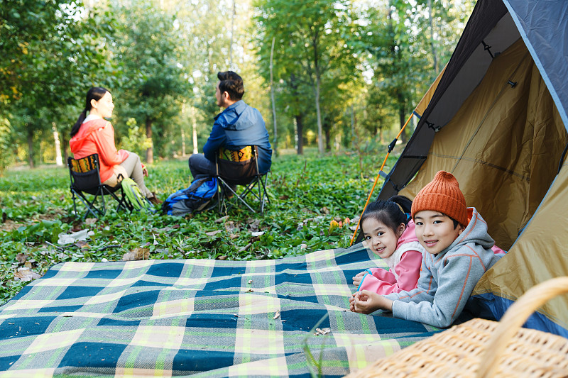 幸福家庭在戶外露營圖片素材