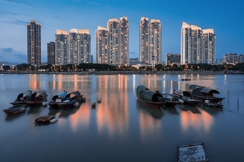 福州閩江沿岸漁民的高層住宅與船只圖片素材