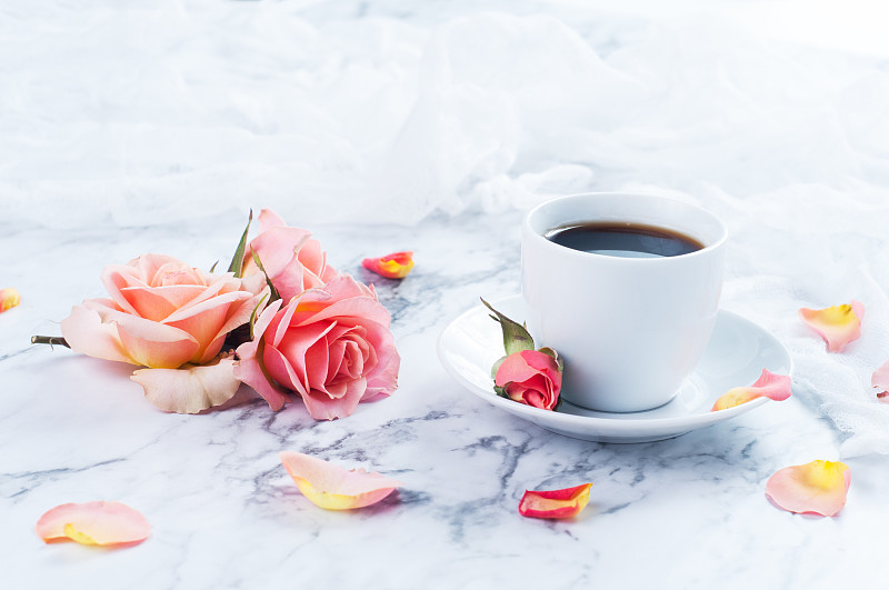 黑咖啡與玫瑰大理石桌子的特寫圖片素材