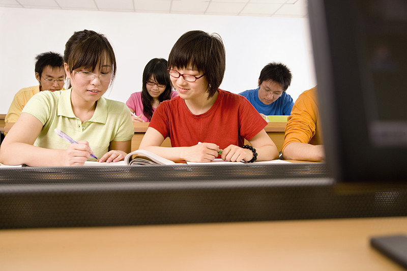 中國學生在課堂上圖片素材