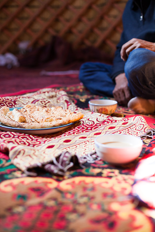 中國新疆，成年吉爾吉斯男子在一個帳篷里喝茶圖片素材