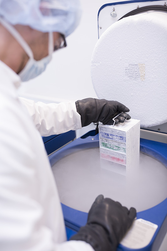 實驗室的科學家在冷庫中儲存生物材料圖片素材