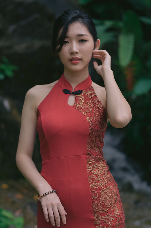 一位年輕貌美的中國女子穿著不同姿勢的紅色旗袍圖片素材