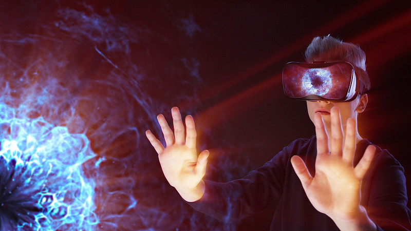 人類探索虛擬現實。VR耳機。虛擬脈沖星圖片素材