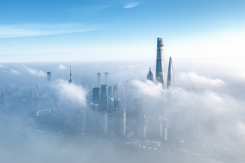 上海天際線在濃霧中圖片素材