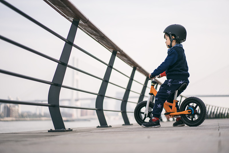 一個小男孩的肖像戴著運動頭盔和騎自行車圖片下載
