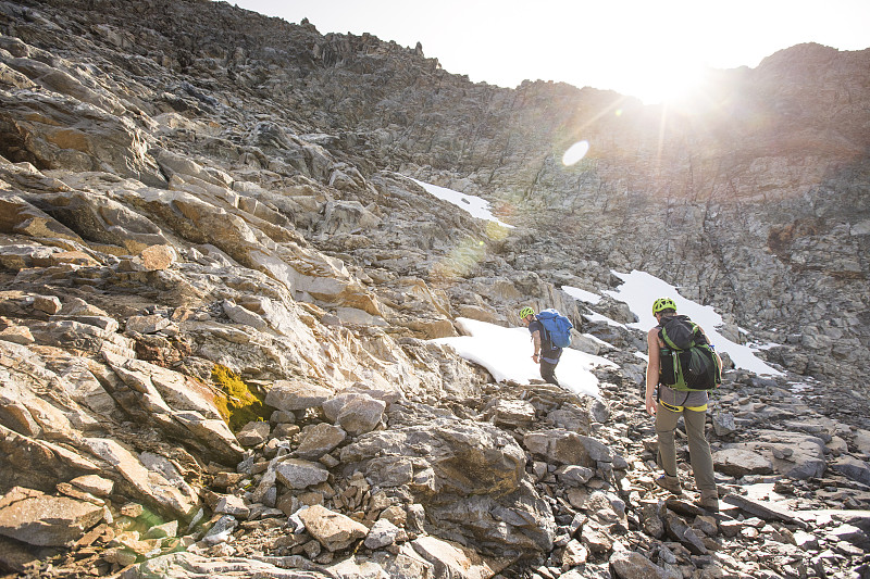 攀登者攀登不列顛哥倫比亞省道格拉斯峰的巖石盆地。圖片素材