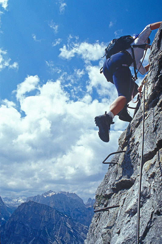 女人爬上費拉塔山圖片素材