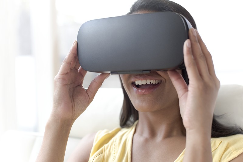 佩戴VR頭盔的女性圖片素材