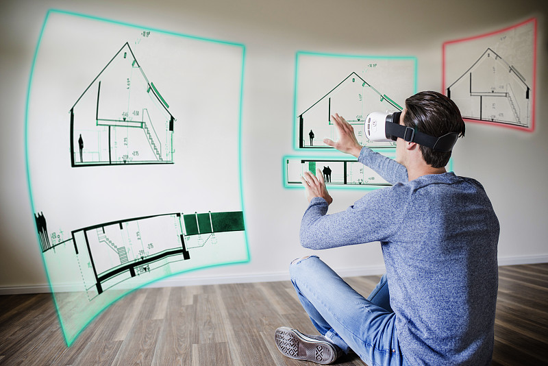 男人在公寓戴著VR眼鏡探索房子圖片素材