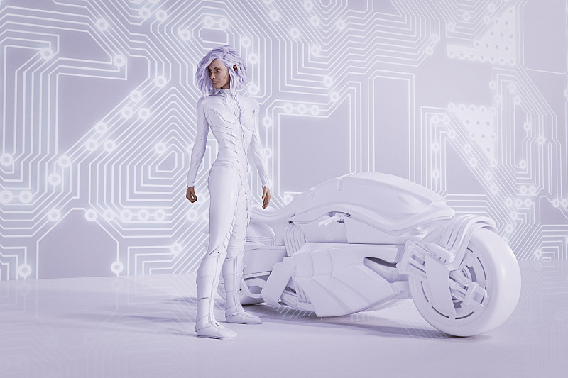 未來主義的女人靠近電路板墻和白色摩托車圖片素材