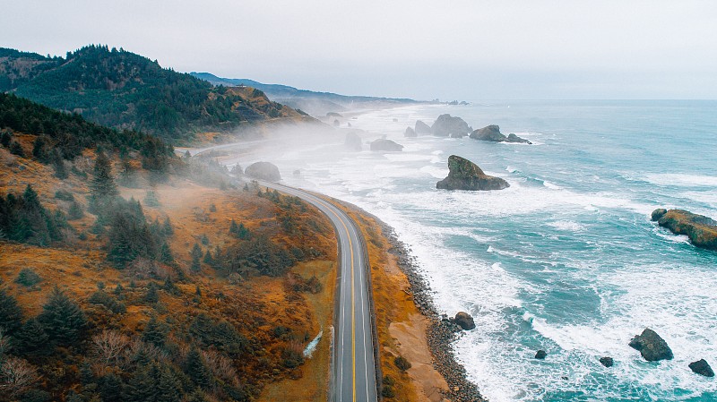 風景與海岸道路和海浪打破，Prineville，美國圖片素材