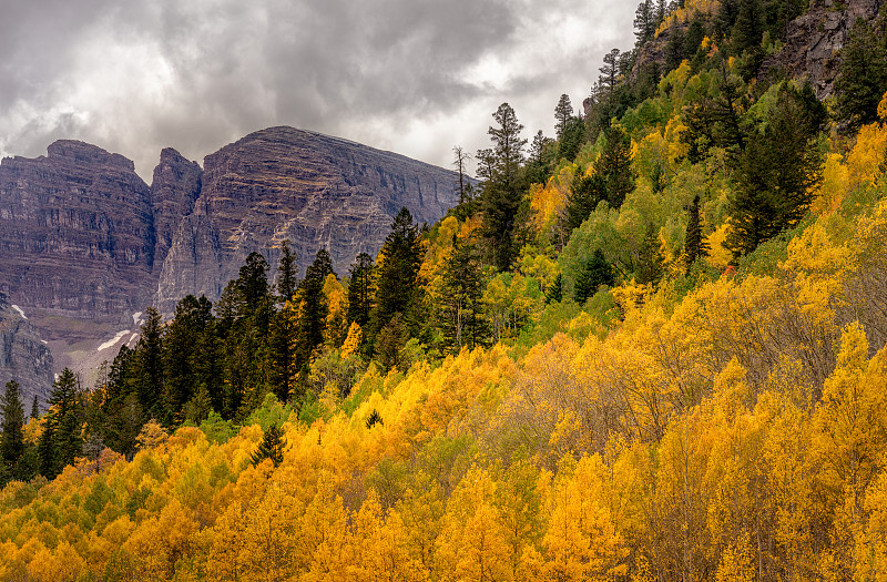 秋天的森林和山在陰沉的天空下，阿斯彭，美國科羅拉多州圖片素材