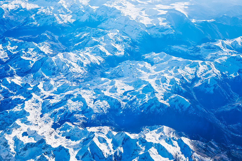 鳥瞰圖覆蓋著積雪的山脈景觀圖片素材