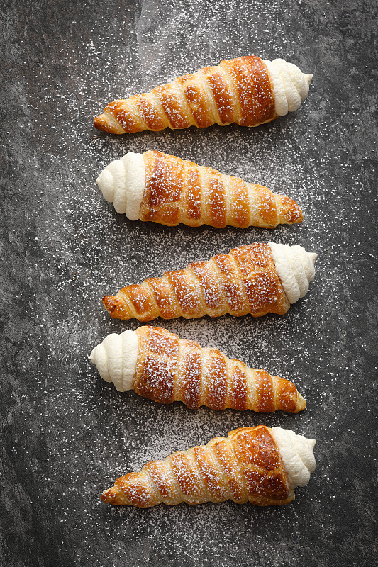 夾奶油的螺旋威化餅卷圖片素材