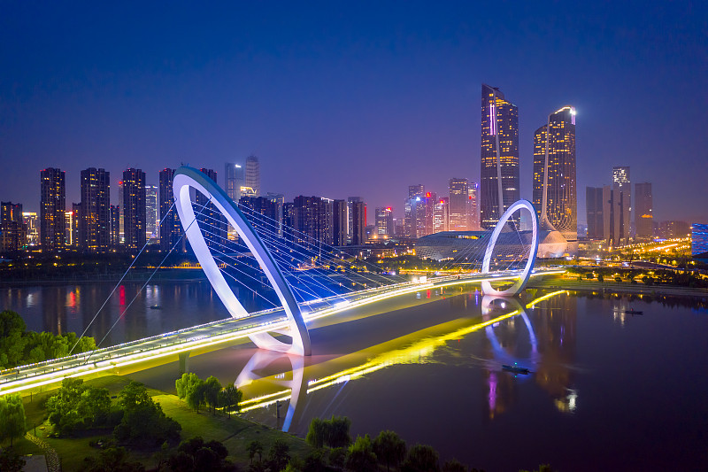 江蘇南京夾江南京眼步行橋城市天際線風光圖片素材