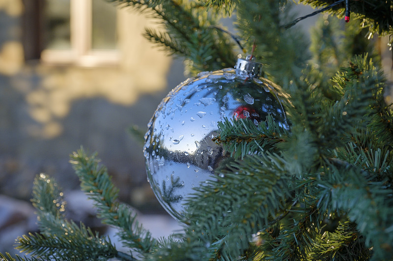 圣誕裝飾品掛在樹上的特寫，俄羅斯圖片素材