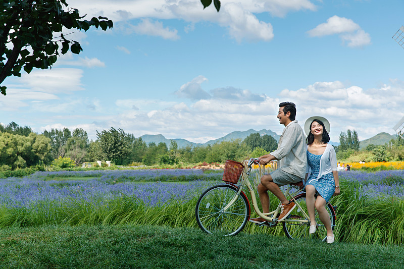 青年夫婦在郊外騎自行車圖片素材