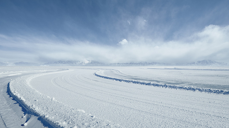 逆光雪山云景冰雪道路雪地图片下载