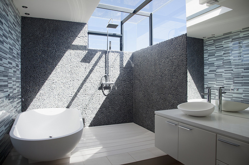 陽光透過現代浴室的窗戶圖片素材
