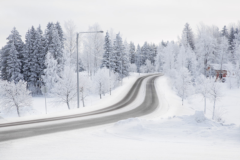 雪地里鄉間道路上的輪胎痕跡圖片素材