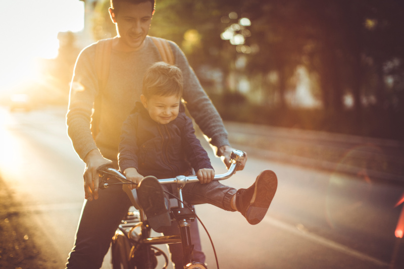 年輕的自行車手和他的父親圖片素材