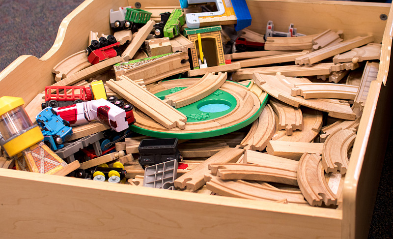 木制火車軌道和木制桌子上的玩具火車圖片素材