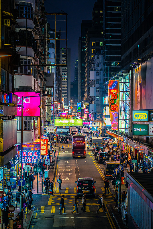 明亮的霓虹燈標志，五顏六色擁擠的城市景觀旺角，九龍，中國香港圖片素材