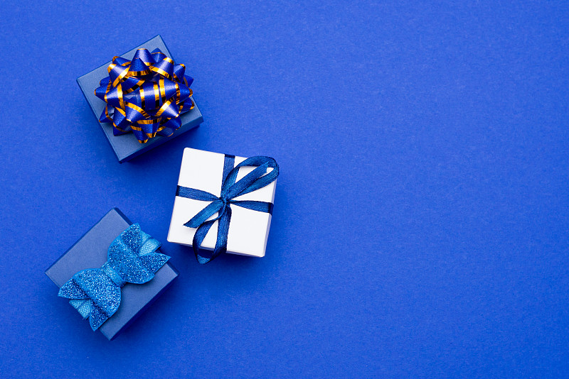 藍色背景下的禮品盒高角度視圖圖片素材