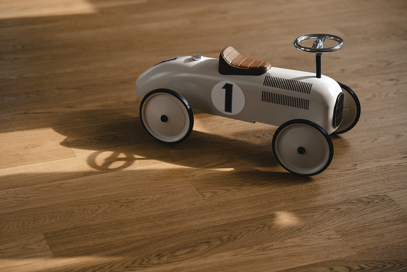 玩具車在木地板上圖片素材