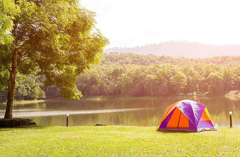 野地上帳篷的風景，湖邊，天空圖片素材