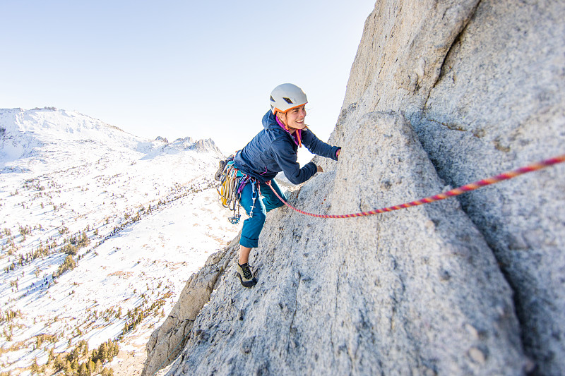 加州約塞米蒂國家公園的女攀巖者圖片素材