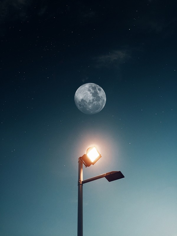 低角度的月亮對天空在晚上圖片素材