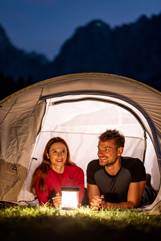 在山上露營的年輕夫婦圖片素材