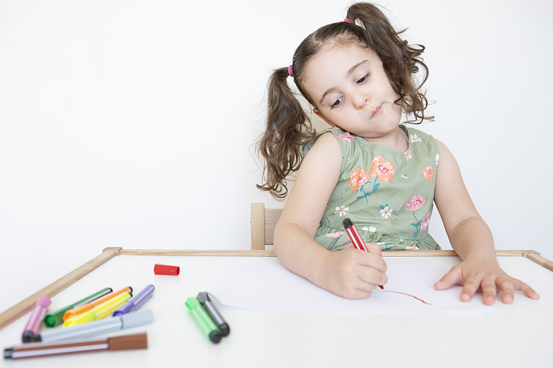 小女孩用鉛筆畫畫圖片素材