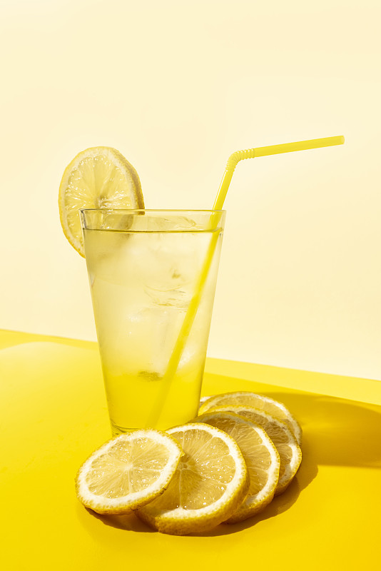 黃色桌子上的冰檸檬水杯圖片素材