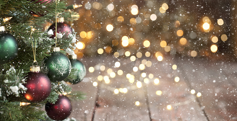 圣誕樹，紅色和綠色的裝飾品對一個散焦燈背景圖片素材
