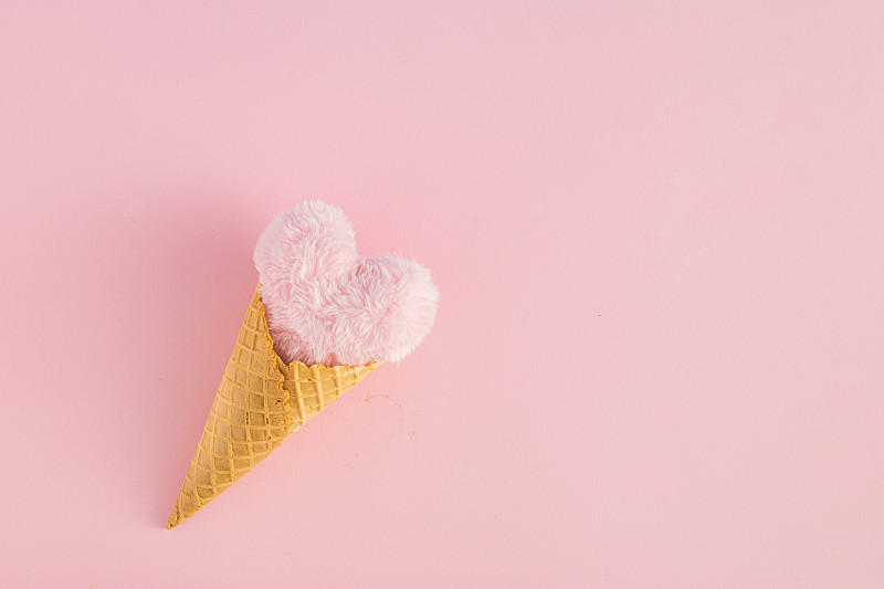 粉色背景下的心形冰淇淋蛋筒。最小的愛或情人節概念。平的。圖片下載