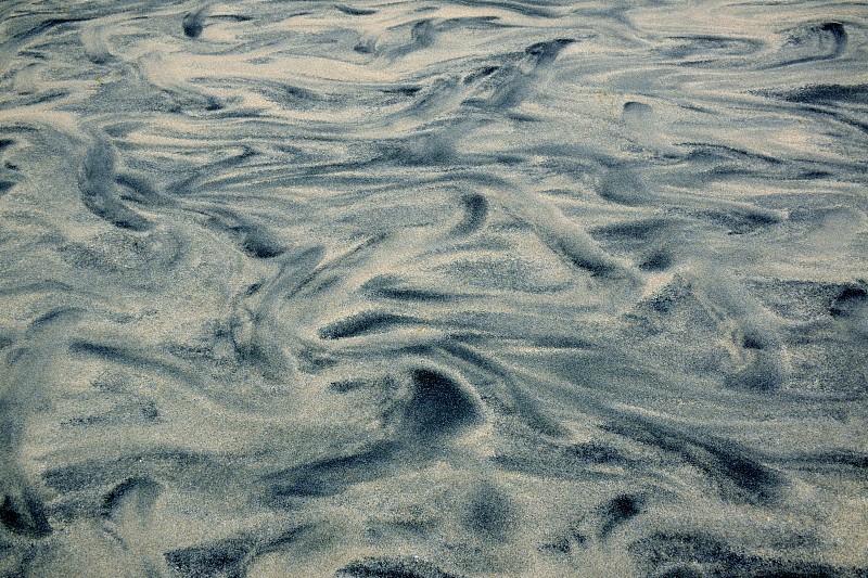 沙灘上沙子里的水的圖畫攝影圖片