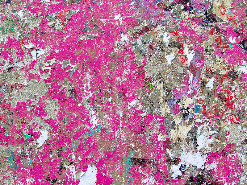 在巴黎，法國的紋理混凝土墻上風化和劃痕的粉紅色油漆攝影圖片