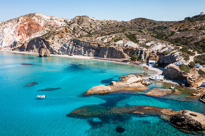 希臘基克拉德群島米洛斯的Fyriplaka海灘鳥瞰圖攝影圖片