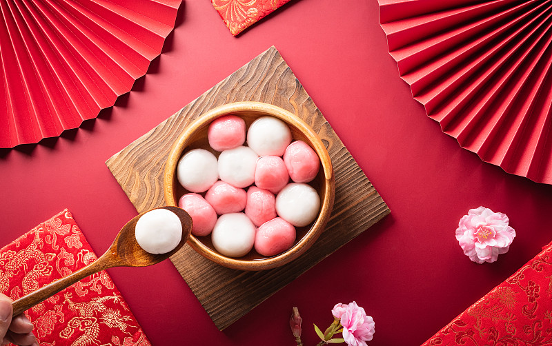 湯圓(甜湯圓)是中秋節、冬至(冬至)和中國新年的傳統美食，以梅花和茶為紅色背景。圖片下載