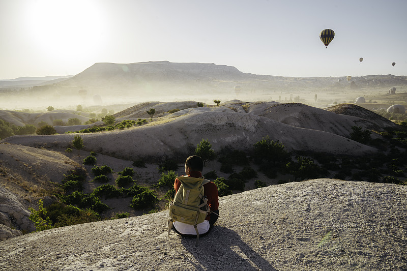 年輕男子享受日出與熱氣球的觀點在戈爾梅圖片下載