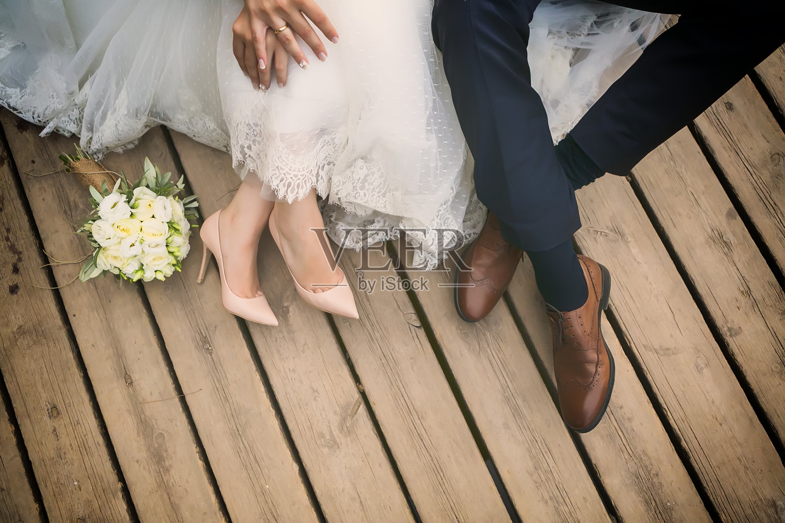 新娘和新郎的脚，婚礼鞋(软焦点)。照片摄影图片