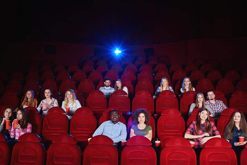 一群人在電影院欣賞電影圖片素材