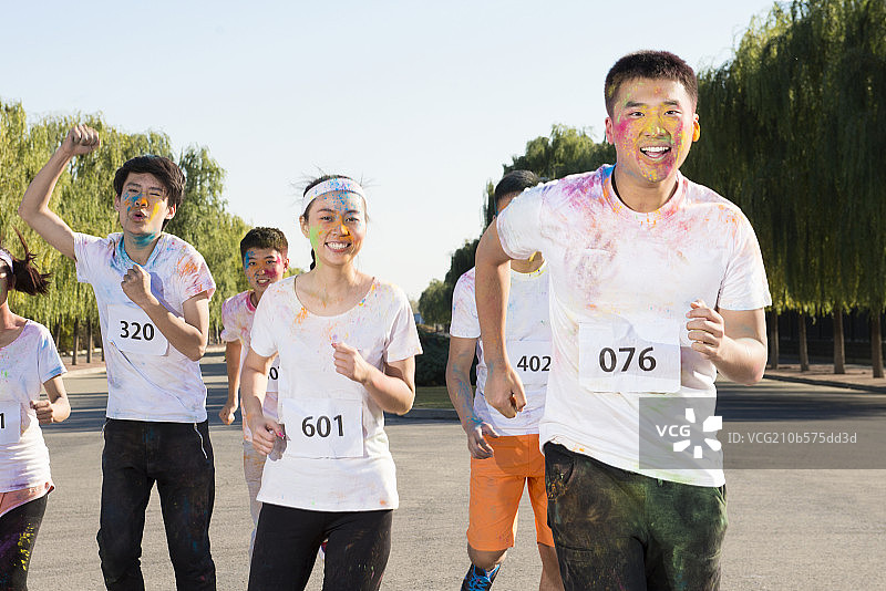 Young man leading at The Color Run图片素材