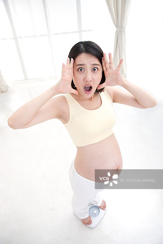孕妇称体重图片素材